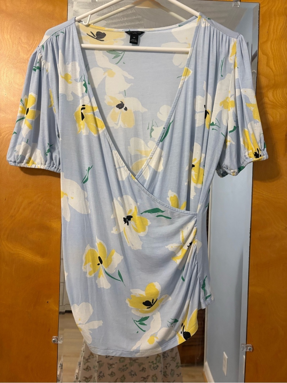 Ann Taylor Light Blue Yellow Floral Criss
Cross Front Short Sleeve Top,Size MP